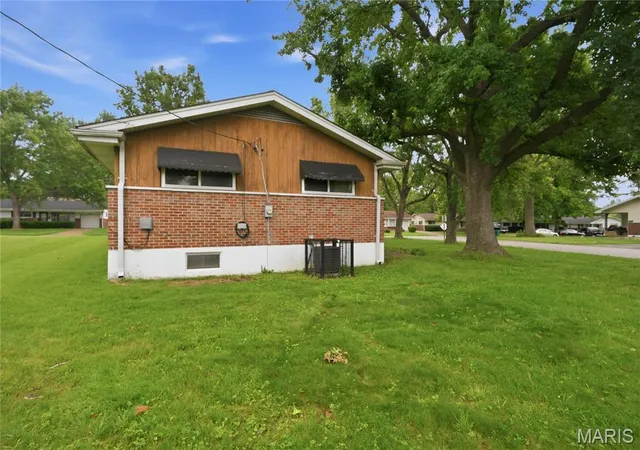 Photo 3 of Sale Pending at 9731 Lanier Dr, Saint Louis, MO 63136 | MLS# MIS26035111 | Listing updated on 2026-10-27