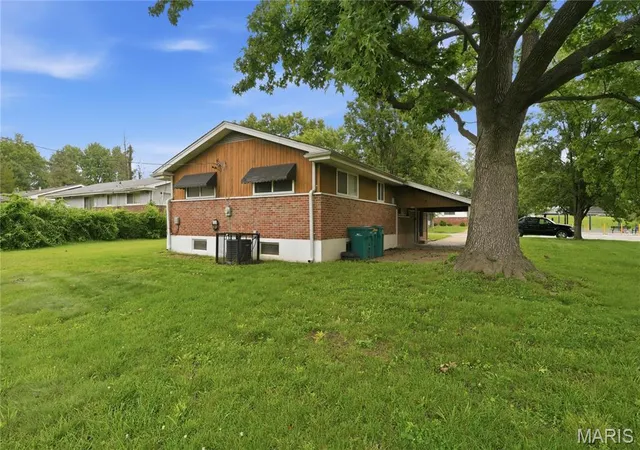 Photo 3 of Sale Pending at 9731 Lanier Dr, Saint Louis, MO 63136 | MLS# MIS26035111 | Listing updated on 2026-10-27