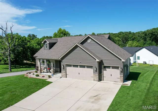Homes for sale in Troy, MO | 201 Auburn Ridge Dr, Troy, MO 63379 | MLS# MIS26035160