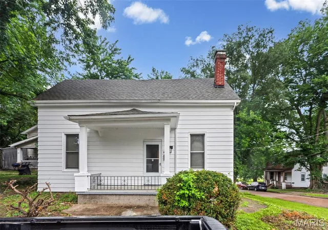 Photo 2 of Single family home for sale at 327 N 1St St, Belleville, IL 62220 | MLS# MIS26035167 | Listing updated on 2026-10-22