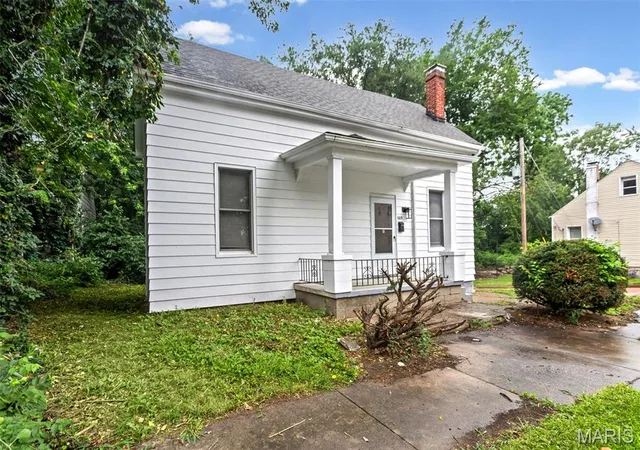 Photo 3 of Single family home for sale at 327 N 1St St, Belleville, IL 62220 | MLS# MIS26035167 | Listing updated on 2026-10-22