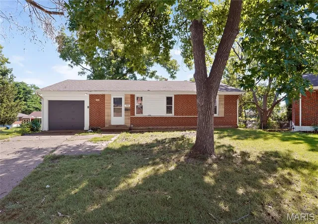 Photo 1 of Single family home for sale at 102 Florwood Ct, Saint Louis, MO 63135 | MLS# MIS26035210 | Listing updated on 2026-09-03