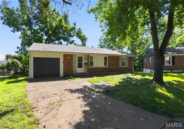 Photo 2 of Single family home for sale at 102 Florwood Ct, Saint Louis, MO 63135 | MLS# MIS26035210 | Listing updated on 2026-09-03
