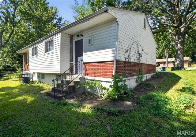 Photo 3 of Single family home for sale at 102 Florwood Ct, Saint Louis, MO 63135 | MLS# MIS26035210 | Listing updated on 2026-09-03