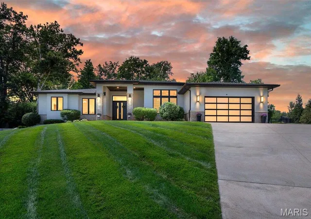1st image of 10147 Fieldcrest Ln, Ladue, MO 63124 | MLS# MIS26035329
