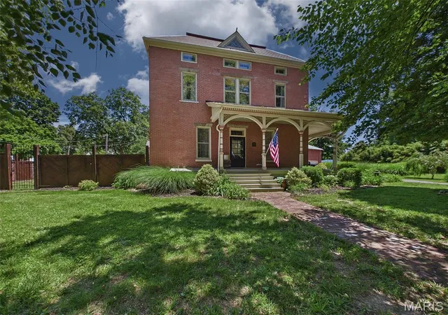 Homes for sale in Alton, IL | 1715 Liberty St, Alton, IL 62002 | MLS# MIS26035333
