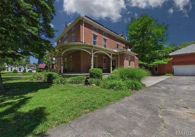 Homes for sale in Alton, IL | 1715 Liberty St, Alton, IL 62002 | MLS# MIS26035333