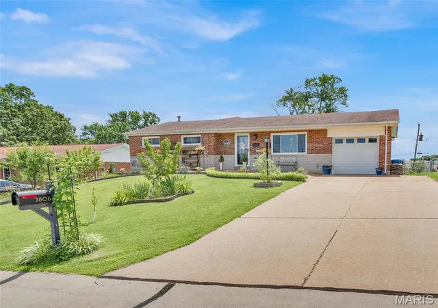 3rd image of 9806 Whitcomb Ln, Unincorporated, MO 63123 | MLS# MIS26035368