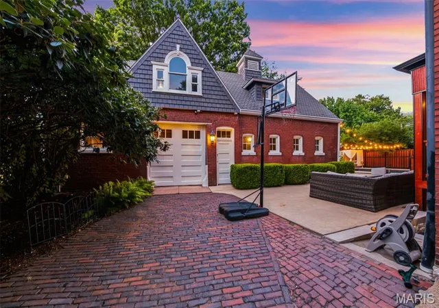 Photo 4 of Sale Pending at 3117 Russell Blvd, Saint Louis, MO 63104 | MLS# MIS26035404 | Listing updated on 2026-07-28