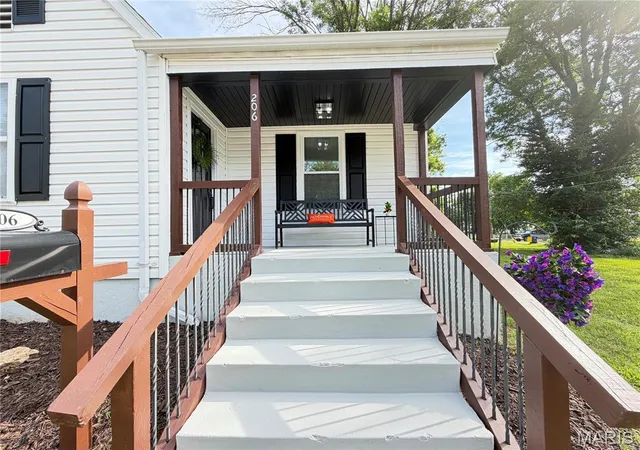 Homes for sale in De Soto, MO | 206 E Clement St, De Soto, MO 63020 | MLS# MIS26035478