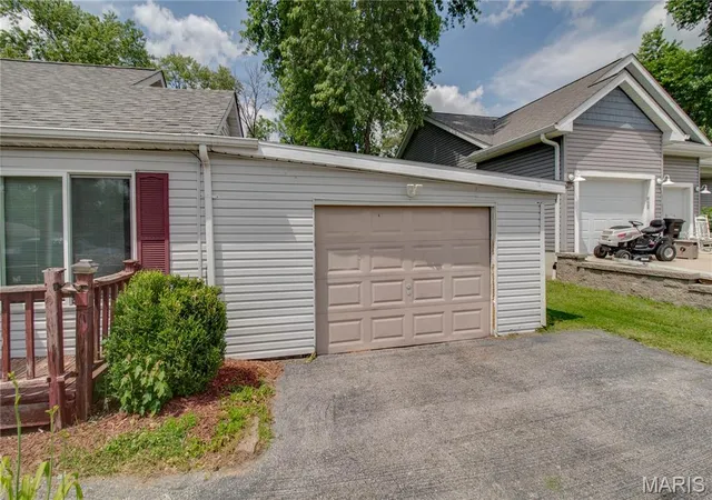 Photo 3 of Single family home for sale at 137 Dorothy St, Moro, IL 62067 | MLS# MIS26035500 | Listing updated on 2026-09-14