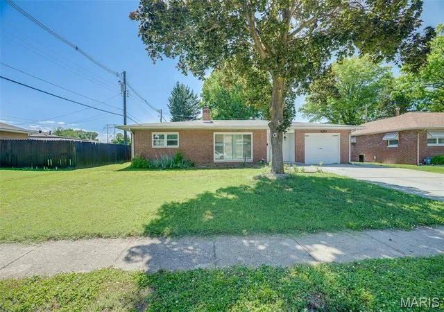 Homes for sale in Granite City, IL | 3105 Ash Ave, Granite City, IL 62040 | MLS# MIS26035557
