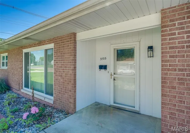 Homes for sale in Granite City, IL | 3105 Ash Ave, Granite City, IL 62040 | MLS# MIS26035557