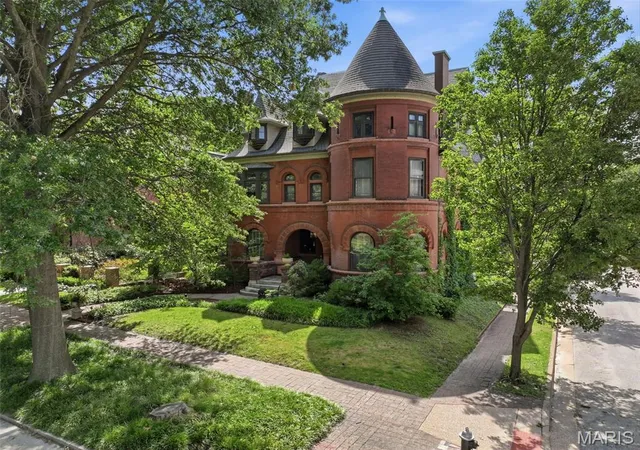 2nd image of 1605 Missouri Ave, St Louis, MO 63104 | MLS# MIS26035592
