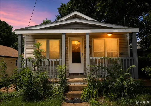 Photo 2 of Single family home for sale at 7041 Glades Ave, St Louis, MO 63117 | MLS# MIS26035606 | Listing updated on 2026-08-27