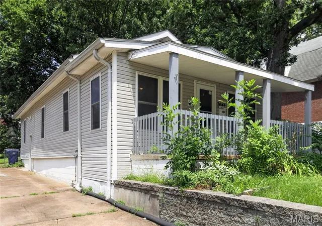 Photo 3 of Single family home for sale at 7041 Glades Ave, St Louis, MO 63117 | MLS# MIS26035606 | Listing updated on 2026-08-27