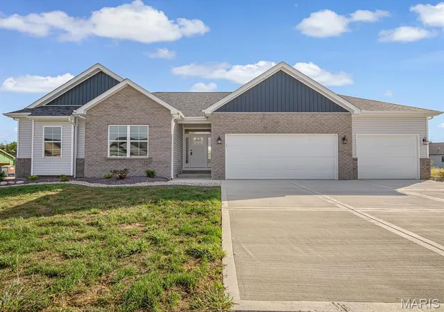 Homes for sale in O Fallon, IL | 212 Ashurst Lane, O Fallon, IL 62269 | MLS# MIS26035607