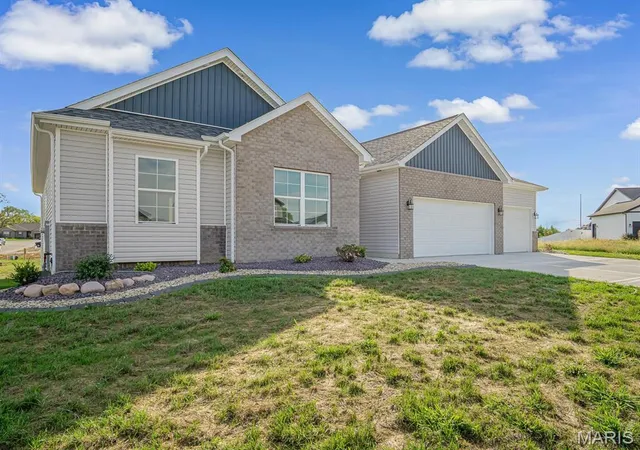 Homes for sale in O Fallon, IL | 212 Ashurst Lane, O Fallon, IL 62269 | MLS# MIS26035607