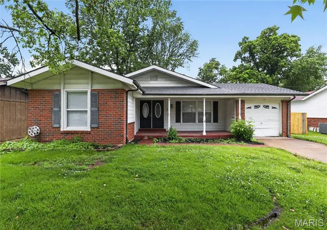 2nd image of 2827 Westminster Dr, Florissant, MO 63033 | MLS# MIS26035632