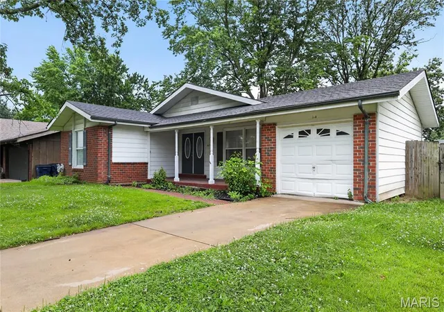 Photo 3 of Sale Pending at 2827 Westminster Dr, Florissant, MO 63033 | MLS# MIS26035632 | Listing updated on 2026-09-23