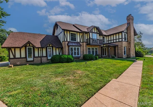 Photo 2 of Sale Pending at 16726 Kehrsgrove Dr, Chesterfield, MO 63005 | MLS# MIS26035657 | Listing updated on 2026-09-06