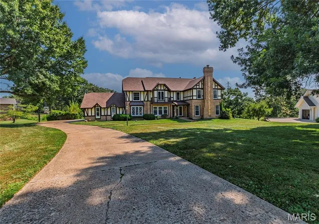 Photo 3 of Sale Pending at 16726 Kehrsgrove Dr, Chesterfield, MO 63005 | MLS# MIS26035657 | Listing updated on 2026-09-06