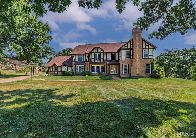 Photo 3 of Sale Pending at 16726 Kehrsgrove Dr, Chesterfield, MO 63005 | MLS# MIS26035657 | Listing updated on 2026-09-06