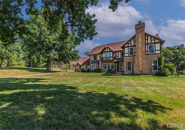 Photo 4 of Sale Pending at 16726 Kehrsgrove Dr, Chesterfield, MO 63005 | MLS# MIS26035657 | Listing updated on 2026-09-06