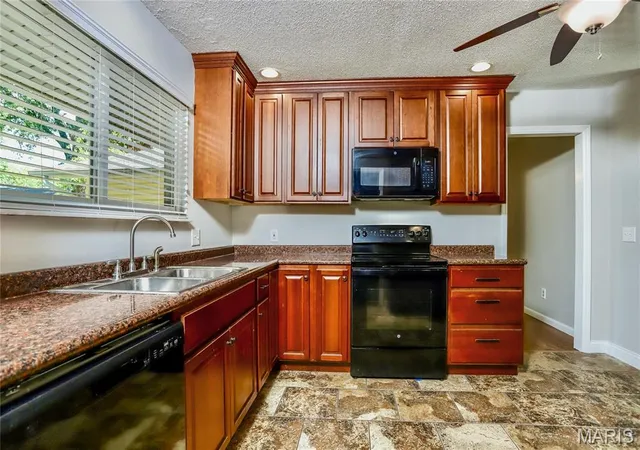 Photo 4 of Sale Pending at 104 Lake Point Dr, Saint Peters, MO 63376 | MLS# MIS26035673 | Listing updated on 2026-10-24