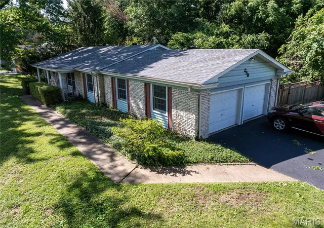Photo 2 of Sale Pending at 258 Ridge Trail Dr, Chesterfield, MO 63017 | MLS# MIS26035683 | Listing updated on 2026-10-01