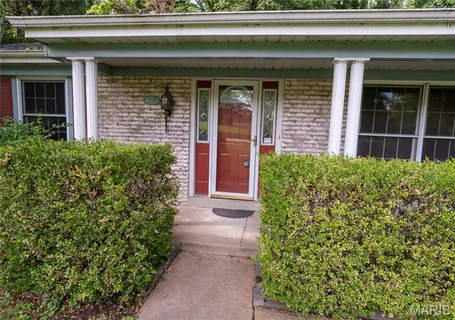 Photo 3 of Sale Pending at 258 Ridge Trail Dr, Chesterfield, MO 63017 | MLS# MIS26035683 | Listing updated on 2026-10-01