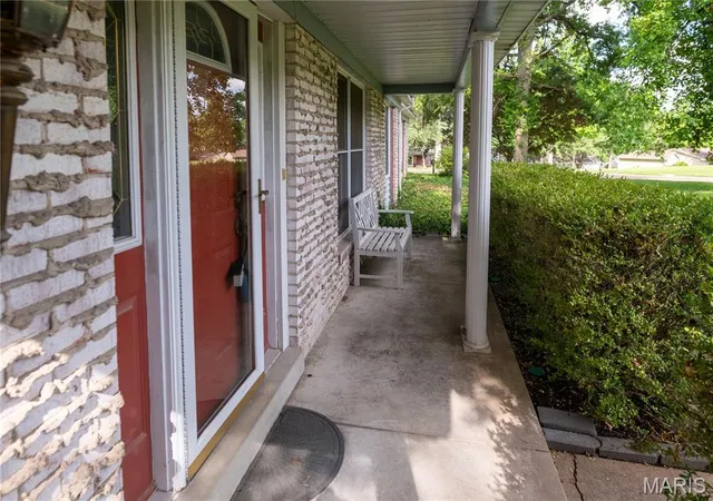 Photo 4 of Sale Pending at 258 Ridge Trail Dr, Chesterfield, MO 63017 | MLS# MIS26035683 | Listing updated on 2026-10-01