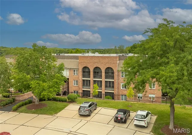 2nd image of 14308 Conway Mdws Ct, Chesterfield, MO 63017