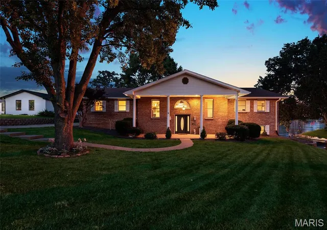 Homes for sale in Edwardsville, IL | 693 Boulevard De Cannes, Edwardsville, IL 62025 | MLS# MIS26035719