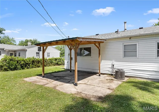 Homes for sale in Mitchell, IL | 2404 Meadowlane Dr, Mitchell, IL 62040 | MLS# MIS26035738
