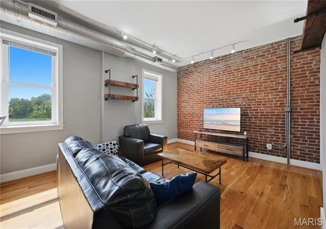 Photo 3 of Sale Pending at 1901 Utah St #9, Saint Louis, MO 63118 | MLS# MIS26035760 | Listing updated on 2026-08-29
