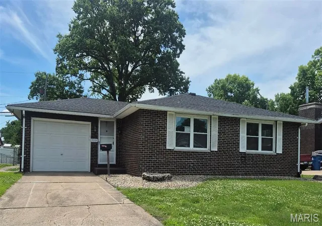 Homes for sale in Granite City, IL | 3209 Newell Dr, Granite City, IL 62040 | MLS# MIS26035789