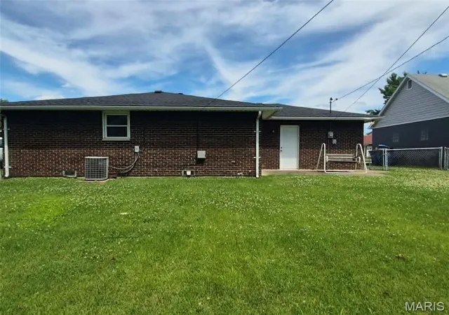 Homes for sale in Granite City, IL | 3209 Newell Dr, Granite City, IL 62040 | MLS# MIS26035789
