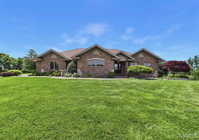 Homes for sale in Staunton, IL | 1751 Elizabeth Rd, Staunton, IL 62088 | MLS# MIS26035874