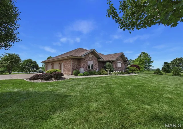 Homes for sale in Staunton, IL | 1751 Elizabeth Rd, Staunton, IL 62088 | MLS# MIS26035874