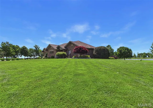 Homes for sale in Staunton, IL | 1751 Elizabeth Rd, Staunton, IL 62088 | MLS# MIS26035874