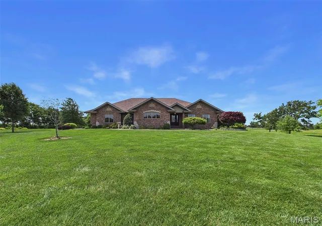Homes for sale in Staunton, IL | 1751 Elizabeth Rd, Staunton, IL 62088 | MLS# MIS26035874