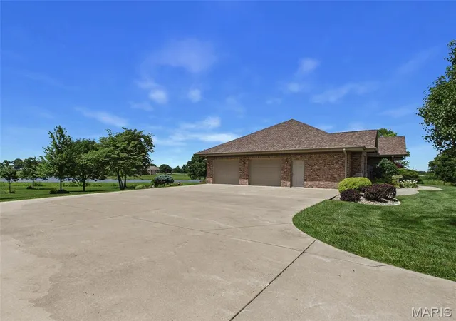 Homes for sale in Staunton, IL | 1751 Elizabeth Rd, Staunton, IL 62088 | MLS# MIS26035874