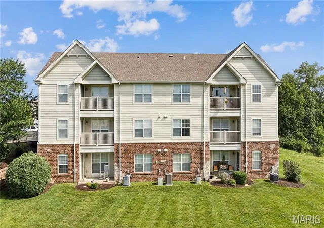 2nd image of 1934 Piedmont Cir, St Peters, MO 63304 | MLS# MIS26035880