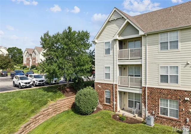 3rd image of 1934 Piedmont Cir, St Peters, MO 63304 | MLS# MIS26035880