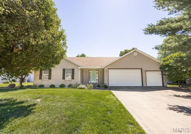 Homes for sale in Belleville, IL | 916 Crosswinds Dr, Belleville, IL 62221 | MLS# MIS26035893