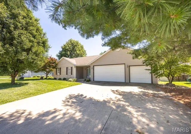 Homes for sale in Belleville, IL | 916 Crosswinds Dr, Belleville, IL 62221 | MLS# MIS26035893