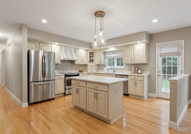 Photo 2 of Single family home for sale at 537 Huntercreek Ridge Ct, Saint Louis, MO 63131 | MLS# MIS26035919 | Listing updated on 2026-10-05