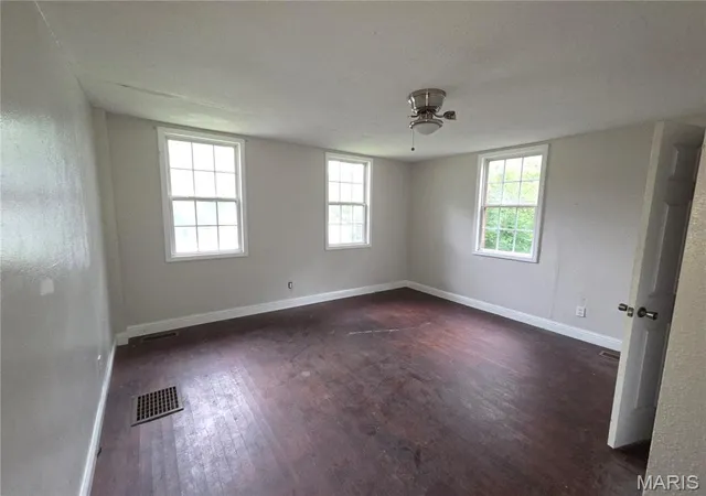 Photo 4 of Single family home for sale at 134 N Douglas Ave, Belleville, IL 62220 | MLS# MIS26035928 | Listing updated on 2026-10-20