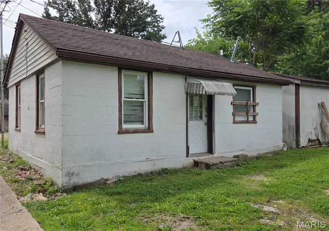 Photo 3 of Single family home for sale at 134 N Douglas Ave, Belleville, IL 62220 | MLS# MIS26035928 | Listing updated on 2026-10-20